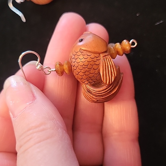 Fish wood earrings - Picture 2 of 3